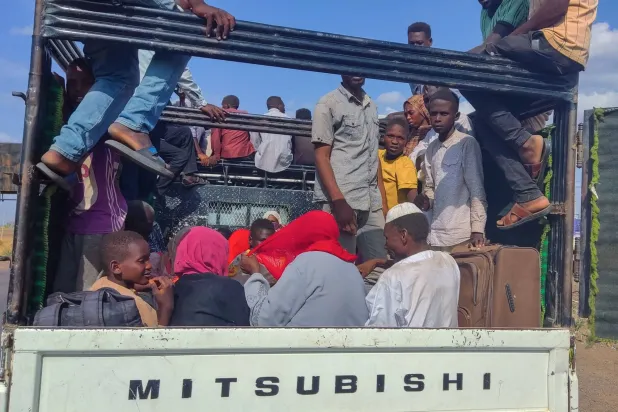 سودانيون نازحون يصلون يوم الأحد مدينة القضارف شرق البلاد هرباً من ولاية سنار جنوباً (أ.ف.ب)