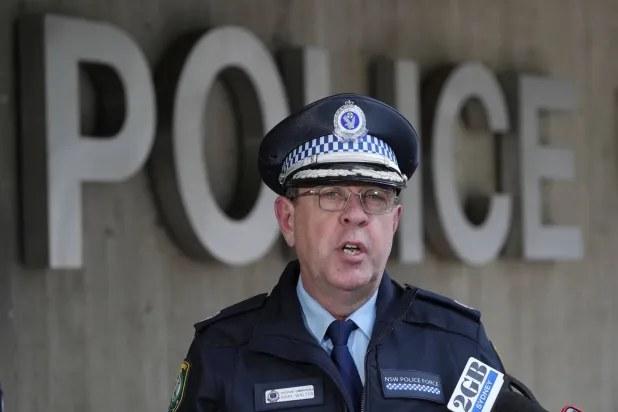 القائم بأعمال مساعد مفوض شرطة نيو ساوث ويلز مارك والتون يخاطب وسائل الإعلام في سيدني، الثلاثاء 2 يوليو 2024 (أ.ب)