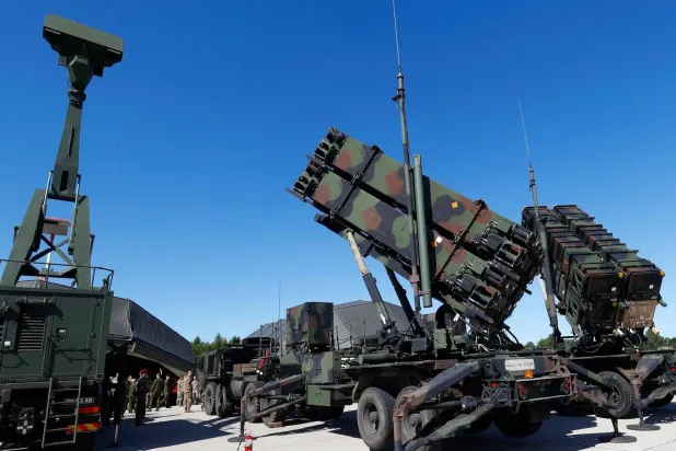 أنظمة الدفاع الجوي الأميركية بعيدة المدى «باتريوت» (يمين) والرادار البريطاني «جيراف إيه إم بي» خلال مناورات بليتوانيا في 20 يوليو 2017 (رويترز)