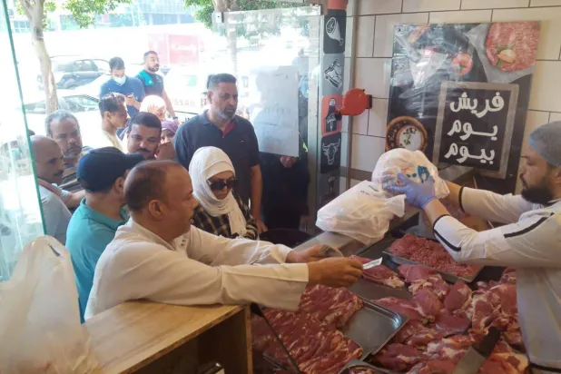مواطنون مصريون يشترون لحوماً من أحد منافذ البيع الحكومية (وزارة التموين المصرية)
