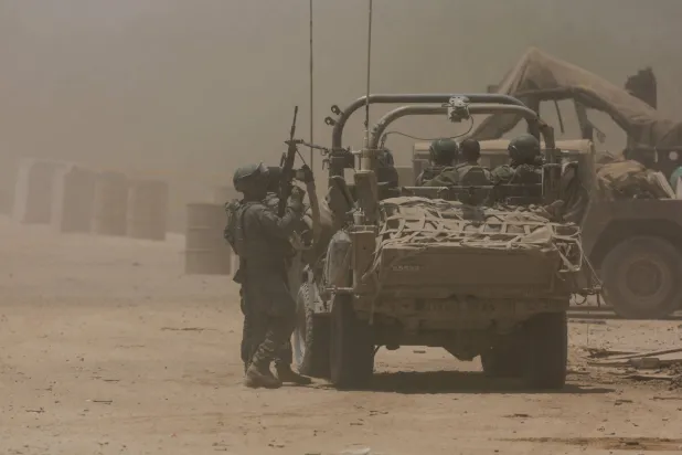 جنود إسرائيليون قرب الحدود مع قطاع غزة اليوم الثلاثاء (رويترز)