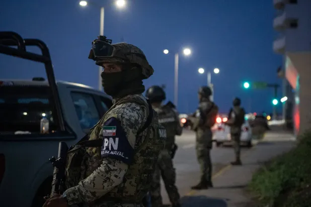 أفراد من البحرية المكسيكية في بوكا ديل ريو بولاية فيراكروز بالمكسيك في 25 يونيو 2024 (أ.ف.ب)