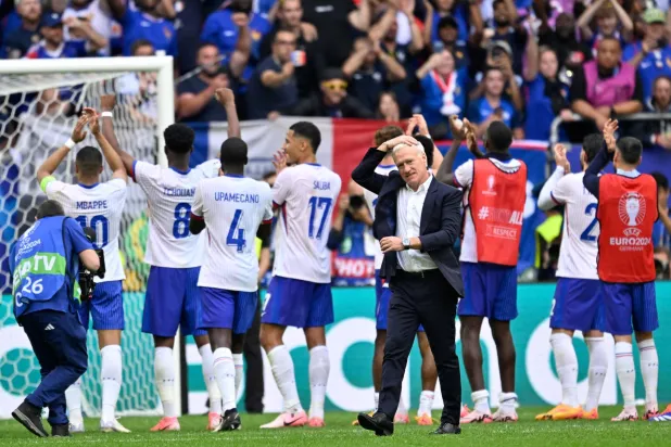 لاعبو منتخب فرنسا يقدمون دفاعاً قوياً (أ.ف.ب)