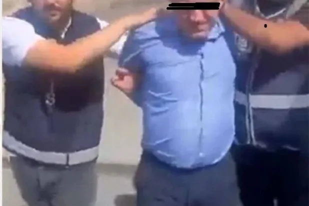 صورة من فيديو متداول يظهر توقيف الشرطة للمعتدي على السياح