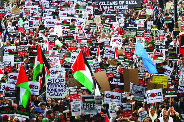 
أرشيفية لمظاهرة مؤيدة للفلسطينيين في وسط لندن (رويترز)