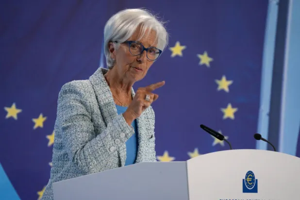 رئيسة المصرف المركزي الأوروبي كريستين لاغارد خلال مؤتمر صحفي بعد اجتماع المجلس (د.ب.أ)