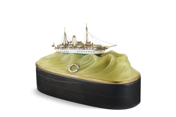 من القطع التي صممتها الدار في عام 1907 لأحد هواة اقتناء التحف (فان كليف آند آربلز)