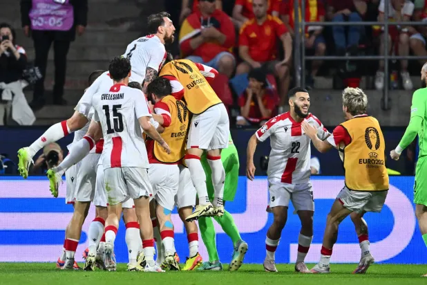 لاعبو جورجيا يحتفلون بالهدف الوحيد ضد إسبانيا (د.ب.أ)