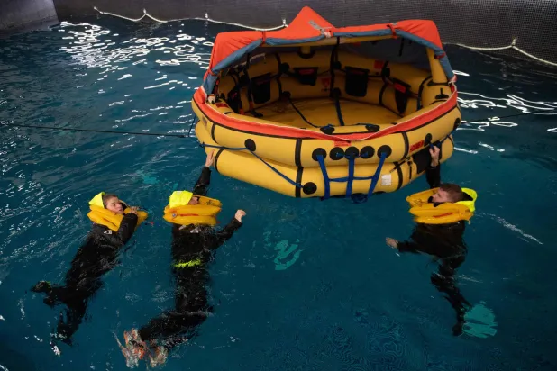 أعضاء فريق المجدفين في فريق بعثة تحدي القطب الشمالي المقيمين في دولة الإمارات يتدربون في ظروف محاكاة في مركز تدريب الطيران في دبي (أ.ف.ب)