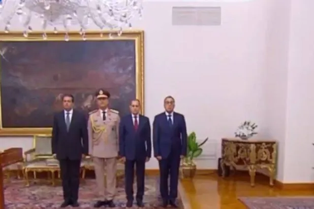 وزير البترول الجديد كريم بدوي يؤدي اليمين الدستورية أمام الرئيس المصري عبد الفتاح السيسي اليوم في قصر الاتحادية (قناة إكسترا نيوز)