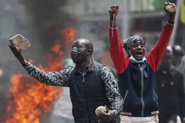 متظاهرون في نيروبي الثلاثاء (رويترز)