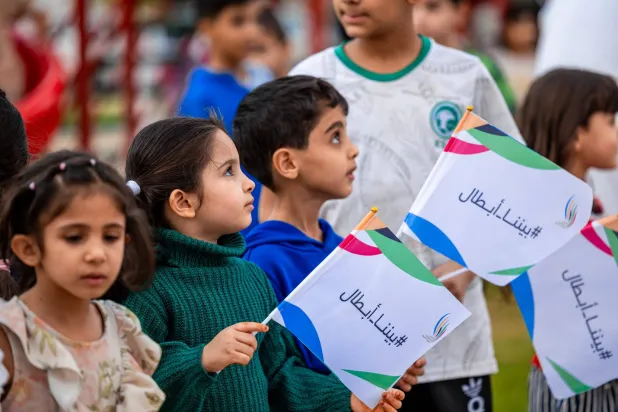 أطفال يشاركون الأبطال في ختام جولة شعلة الألعاب السعودية (الشرق الأوسط)