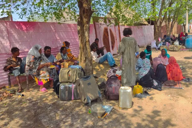 سودانيون فارون من بلدة سنجة جنوب شرقي السودان يستريحون الثلاثاء في مخيم بعد وصولهم إلى القضارف شرق البلاد (أ.ف.ب)