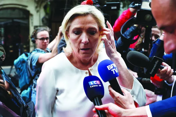 زعيمة اليمين المتطرف في فرنسا مارين لوبان (رويترز)