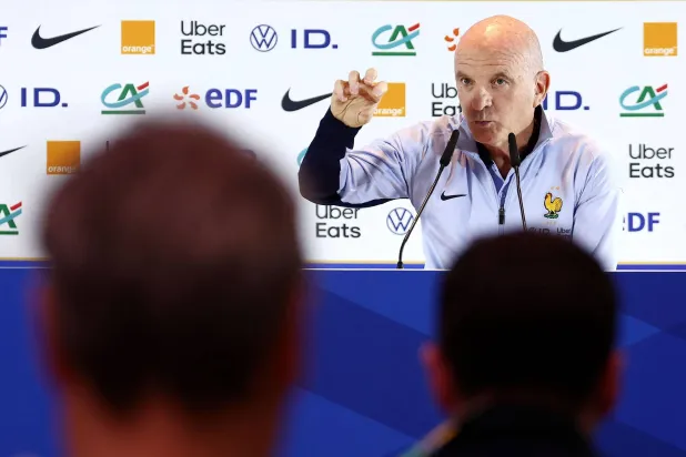 ستيفان مساعد مدرب فرنسا لدى حديثه في المؤتمر الصحافي (أ.ف.ب)