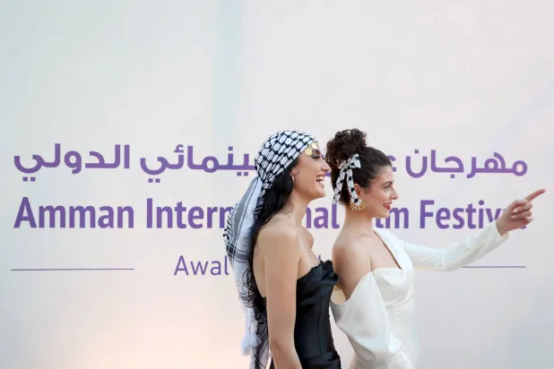 الممثلتان الأردنيتان تارا عبود وسارة يوسف في افتتاح مهرجان عمّان السينمائي الدولي (إدارة المهرجان)