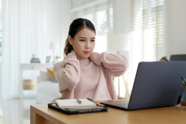 7 سلوكيات يومية شائعة قد تسبِّب آلام الرقبة