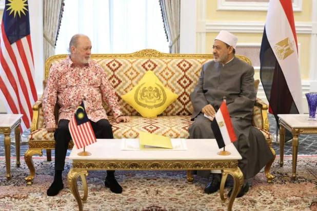 ملك ماليزيا خلال استقبال أحمد الطيب (مشيخة الأزهر)