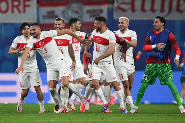 لاعبون أتراك مولودون في هولندا يعيشون مشاعر متناقضة (د.ب.أ)