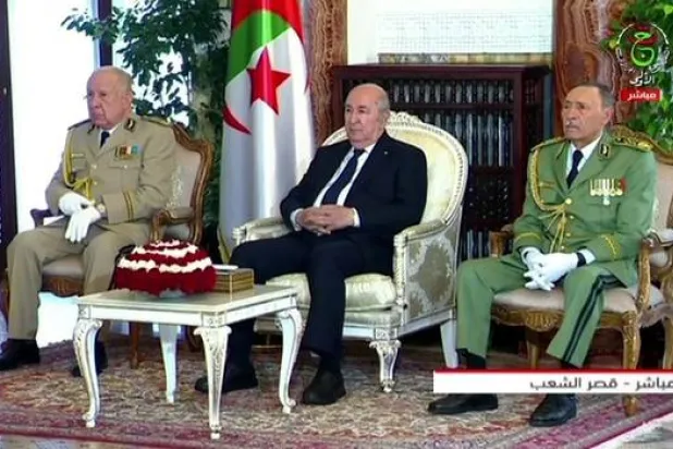 تبون وإلى يمينه شنقريحة (وكالة الأنباء الجزائرية)