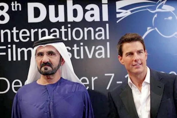 حاكم إمارة دبي الشيخ محمد بن راشد آل مكتوم حين استقبل توم كروز في إحدى دورات مهرجان «دبي»