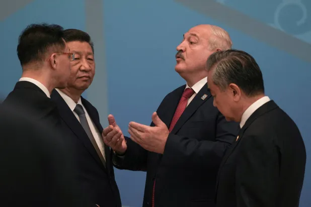 الرئيس البيلاروسي ونظيره الصيني (يمين ويسار الصورة من الخلف) (رويترز)