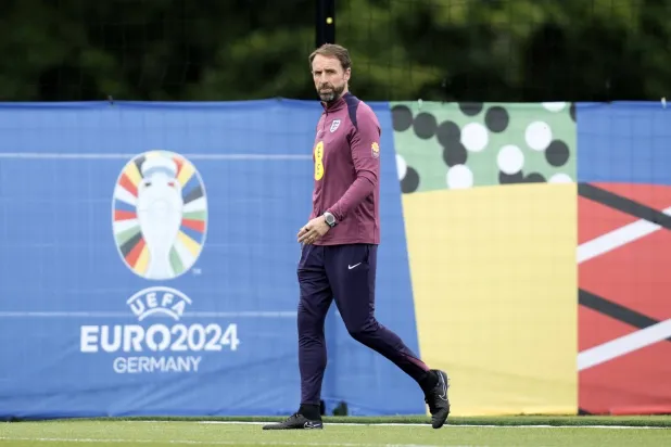 غاريث ساوثغيت خلال التدريبات الأخيرة للمنتخب الإنجليزي (أ.ب)