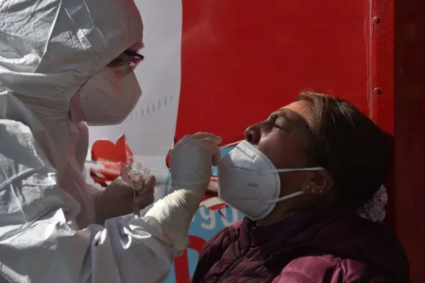 إجراء اختبار «كوفيد» لسيدة في لاباز (أ.ف.ب)