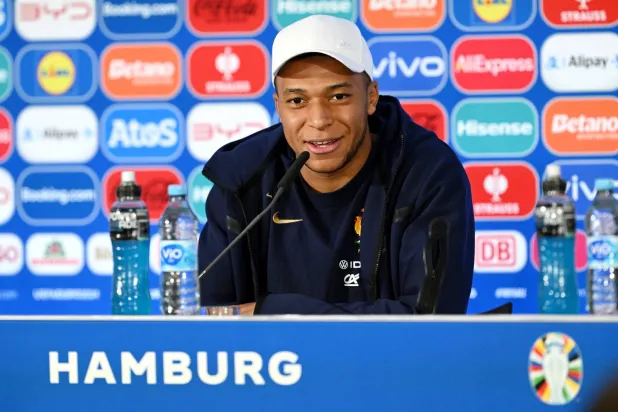 مبابي نجم فرنسا لدى حديثه للصحافيين (د.ب.أ)