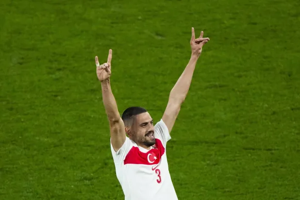 تصاعد سياسي اثر تحية الذئاب التي قام بها لاعب تركيا ميريح ديميرال بعد هدفه في النمسا (أ.ب)