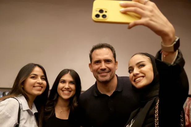 الممثل التونسي ظافر العابدين يتوسّط مجموعة من المعجبات خلال مشاركته في فعاليات مهرجان «عمّان السينمائي» (إدارة المهرجان)