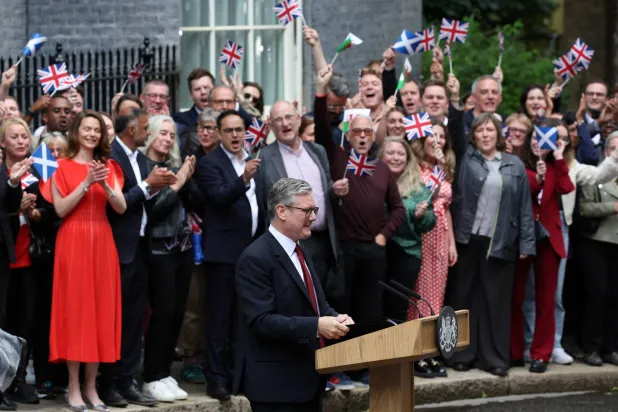 رئيس حزب العمال البريطاني ورئيس الوزراء كير ستارمر يحتفل مع مؤيديه بعد إعلان نتائج الانتخابات... لندن في 5 يوليو 2024 (رويترز)