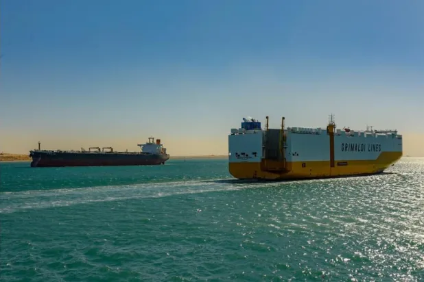 سفن شحن تعبر قناة السويس المصرية (صفحة هيئة قناة السويس على فيسبوك)