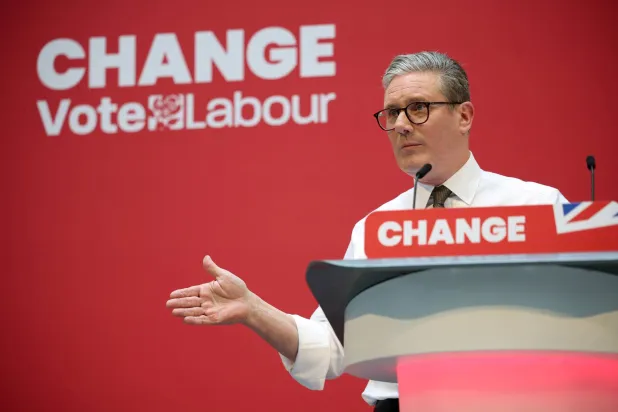 زعيم حزب العمال البريطاني كير ستارمر يتحدث في حفل إطلاق برنامج حزب العمال الانتخابي في مانشستر ببريطانيا في 13 يونيو 2024 (رويترز)