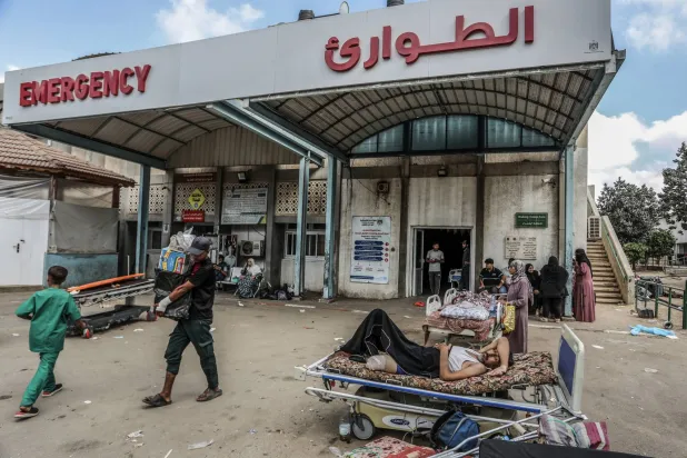 يتم إجلاء المرضى من «المستشفى الأوروبي» لنقلهم إلى «مستشفى ناصر» (د.ب.أ)