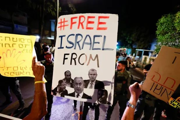 İsrail hükümeti karşıtları perşembe günü Başbakan Binyamin Netanyahu’nun Kudüs’teki konutunun önünde protesto gösterisi düzenlediler (Reuters)