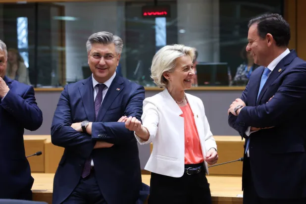 رئيسة المفوضية الأوروبية فون دير لاين في حديث مع قادة أوروبيين بمناسبة انعقاد قمة غير رسمية في بروكسل الاثنين (إ.ب.أ)