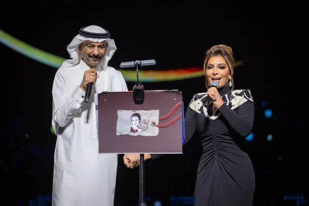 عبادي الجوهر وأصالة نصري خلال الـ«ديتو» المشترك في الحفل الاستثنائي (الشرق الأوسط)