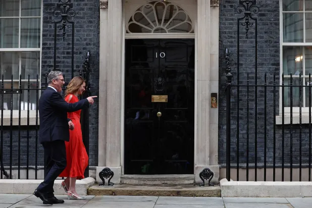 كير ستارمر رئيس الوزراء البريطاني الجديد برفقة زوجته فيكتوريا خارج مقر 10 داونينغ ستريت في لندن 5 يوليو 2024 (أ.ف.ب)