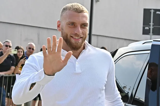 جريجوريو لدى وصوله مقر نادي يوفنتوس في تورينو (إ.ب.أ)