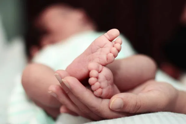 الإجراء يهدف لمنع الأم من نقل الجينات المعيبة في الميتوكوندريا لطفلها (رويترز)