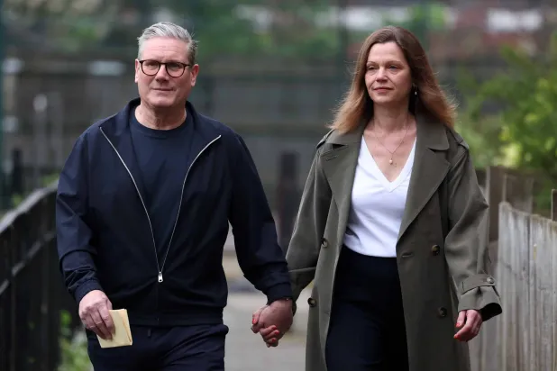 كير ستارمر وزوجته فيكتوريا يصلان إلى مركز اقتراع في لندن (إ.ب.أ)