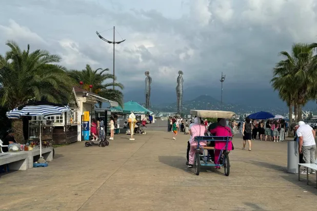 ممشى «بوليفارد باتومي» الذي يضم تمثال علي ونينو الشهير (الشرق الأوسط)