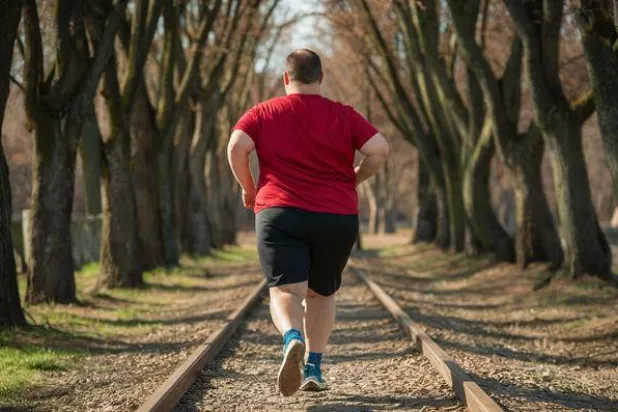 شخص يعاني السمنة يمارس رياضة الجري (جامعة غرناطة)