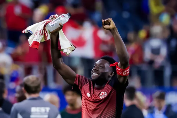 ألفونسو ديفيدز قائد منتخب كندا (إ.ب.أ)