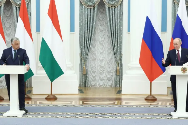 الرئيس الروسي ورئيس الوزراء المجري خلال مؤتمرها الصحافي في الكرملين الجمعة (إ.ب.أ)