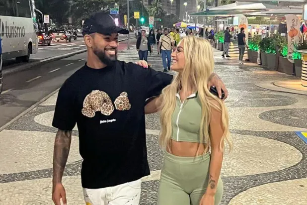 دوغلاس لويز وصديقته أليشا ليمان يحطان الرحال في يوفنتوس (رويترز)