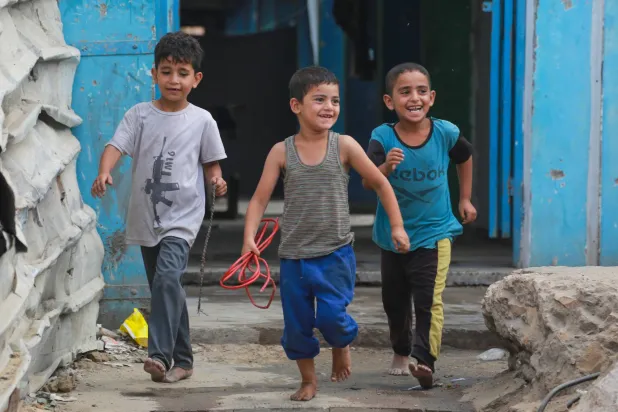 أطفال فلسطينيون في خان يونس بجنوب قطاع غزة السبت (أ.ف.ب)