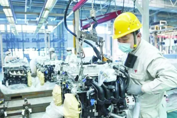 عامل على خط إنتاج في مصنع رقائق إلكترونية صيني (رويترز)