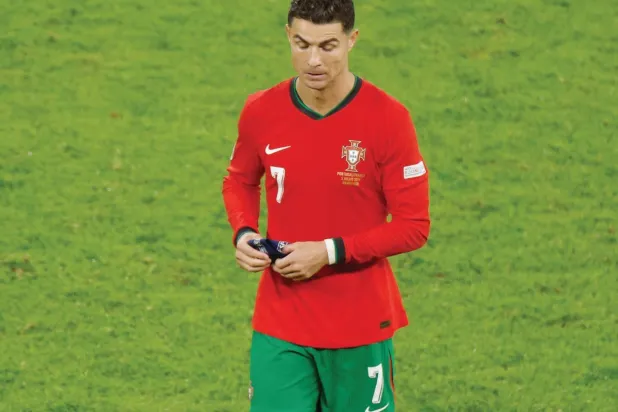 رونالدو يغادر الملعب بعد الهزيمة (أ.ف.ب)